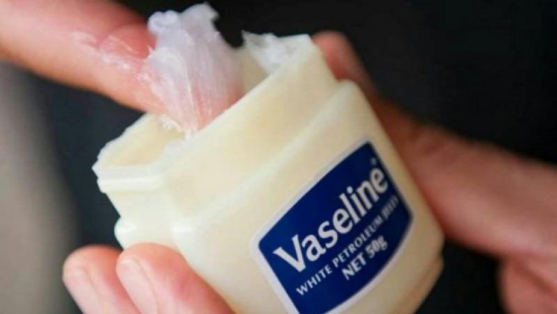 Вазелін для чого використовують у побуті, медицині та красі